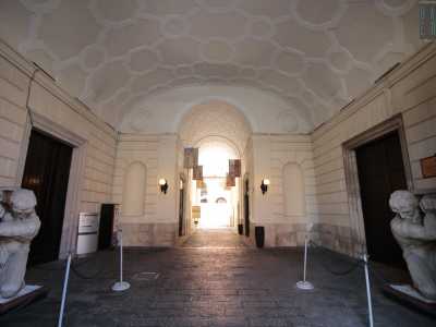 Accedendo nell�androne, la scena viene rubata da quattro possenti sculture...